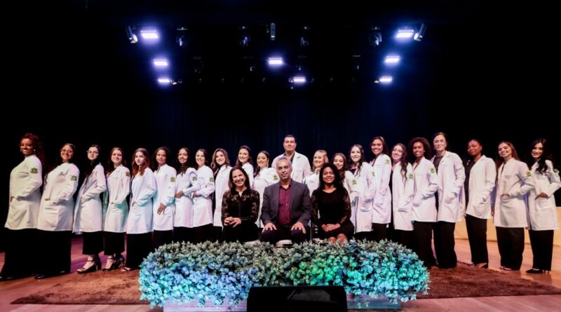 Acadêmicos de Enfermagem do UNIARAXÁ participam de emocionante Cerimônia do Jaleco