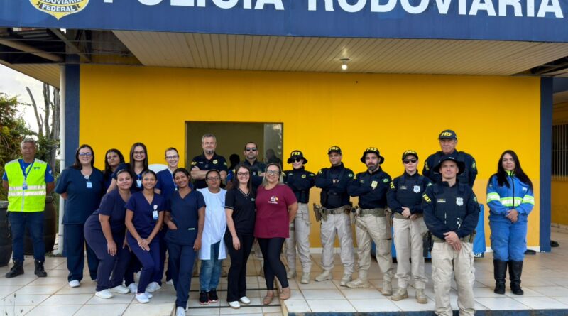Curso de Enfermagem do UNIARAXÁ e Secretaria de Saúde levam orientações aos caminhoneiros