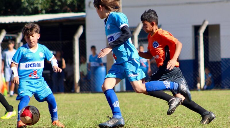 Projetos Lobinho e Ferrocarril promovem tarde de integração esportiva no CT do Dínamo